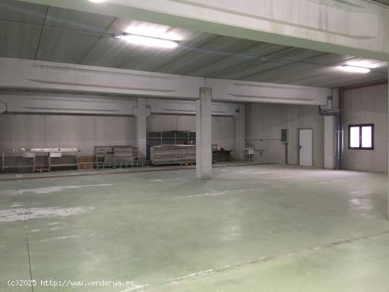 ALQUILER NAVE INDUSTRIAL CON AMPLIAS OFICINAS EN POLIGONO - MURCIA