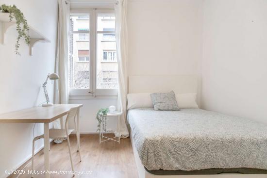  Se alquila habitación en piso de 4 dormitorios en Barcelona - BARCELONA 