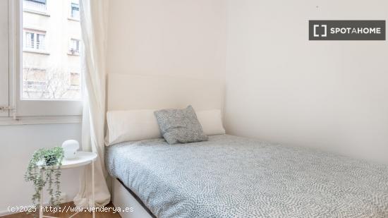 Se alquila habitación en piso de 4 dormitorios en Barcelona - BARCELONA