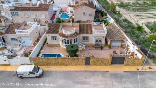 CHALET ESQUINA CON PISCINA, SOLÁRIUM Y GARAJE - ALICANTE