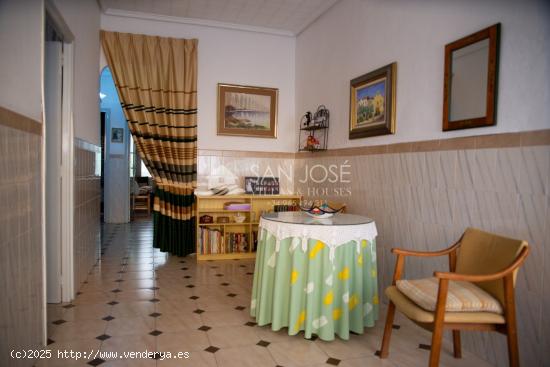  SE VENDE  AMPLIA CASA CON PATIO Y TERRAZA EN NOVELDA EN ZONA VIRIATO - ALICANTE 