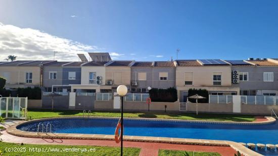 Gran dúplex, 3 dormitorios, 2 baños, jardín, solárium, garaje, piscina comunitaria, en Aguas Nue