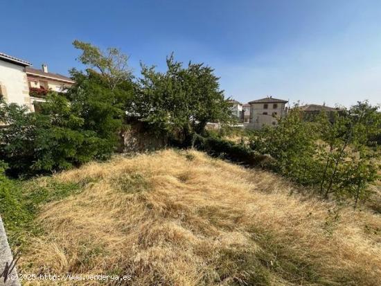 Unzué, casa con terreno - NAVARRA