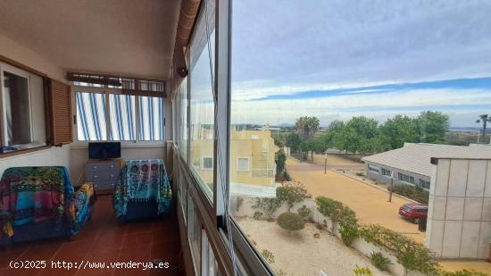 APARTAMENTO CON GARAJE, PISCINA Y 350M DEL MAR - ALICANTE