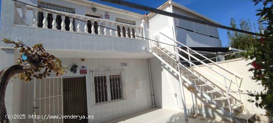  ADOSADO DÚPLEX DE 4 DORMITORIOS Y 2 BAÑOS Y PATIO DE 30 m2 - ALICANTE 