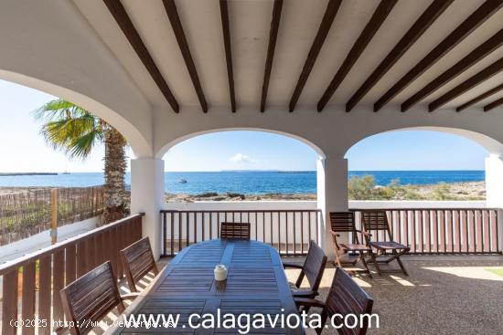 Espectacular chalet frente al mar con licencia vacacional - BALEARES