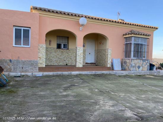 CHALET SEGREGADO ZONA MARQUESADO KM 1   PARCELA DE 2400 M2 3 HAB 2 BAÑOS Y PISCINA - CADIZ