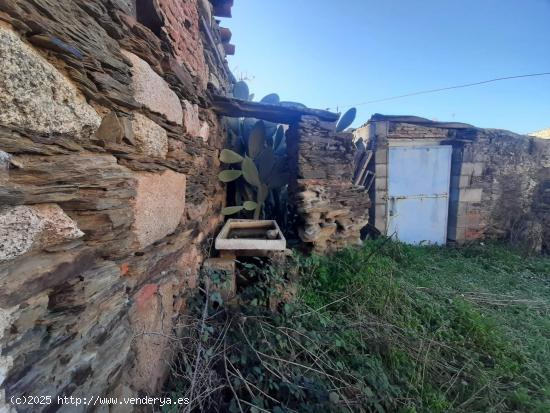 Casa para reformar con patio en Botija - CACERES