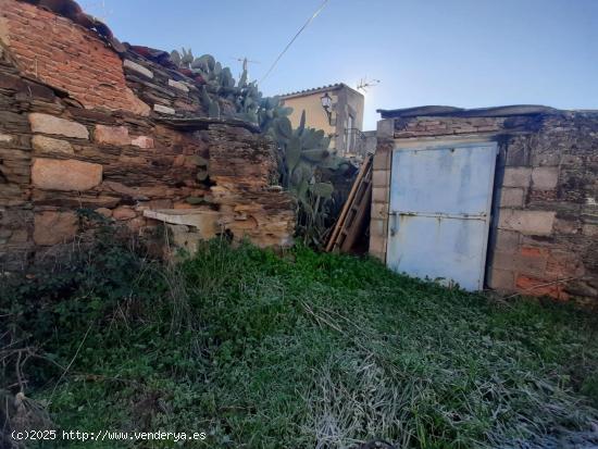 Casa para reformar con patio en Botija - CACERES