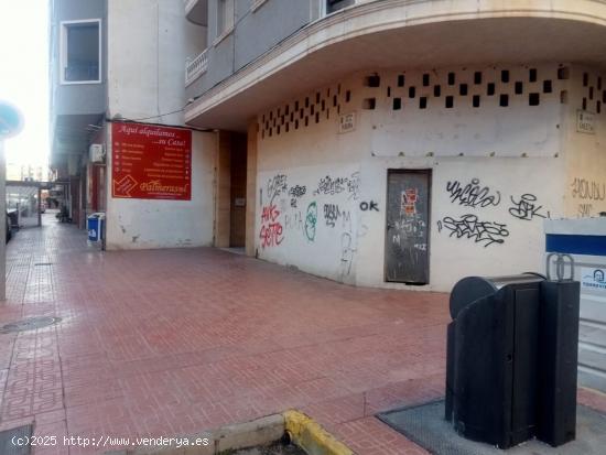  SE VENDE LOCAL COMERCIAL EN ESQUINA ZONA CENTRO DE TORREVIEJA - ALICANTE 