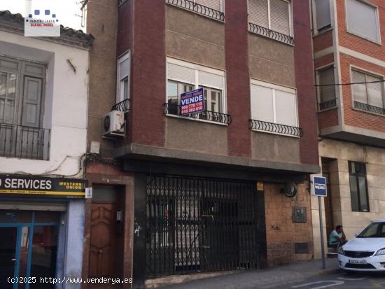  Amplio Piso en la Era , con su plaza de garaje. Ideal para entrar a vivir - MURCIA 