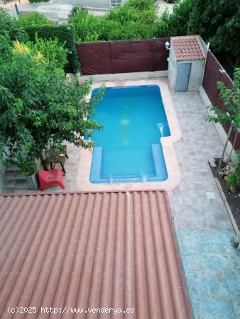 Chalet con jardín y piscina - MURCIA