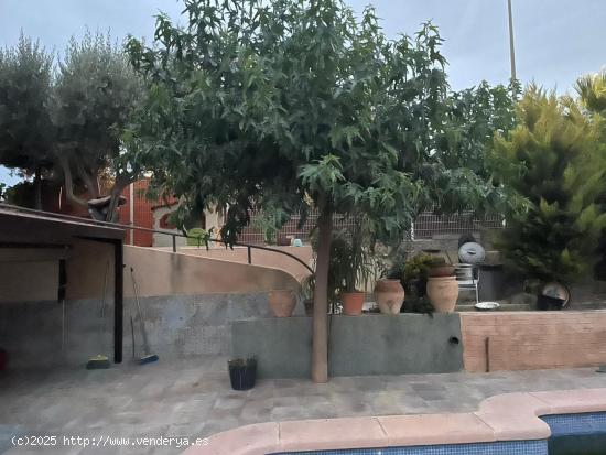 Chalet con jardín y piscina - MURCIA