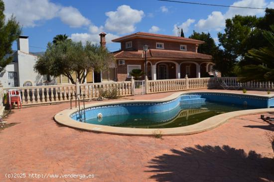 CHALET EN PARTIDA DE CAMPILLOS DE 525M2 Y PARCELA DE 10.600M2. PRECIO 390.000-€ - ALICANTE