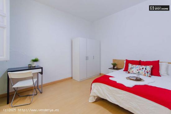  Habitación amueblada con escritorio en un apartamento de 8 habitaciones, La Latina - MADRID 