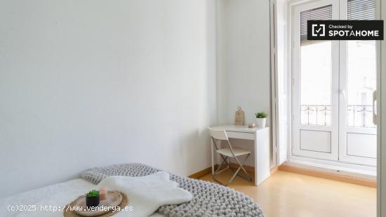 Habitación soleada con calefacción en un apartamento de 8 habitaciones, La Latina - MADRID