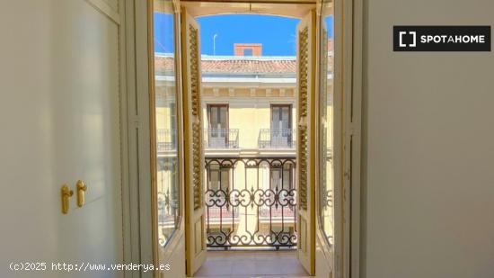 Habitación luminosa con escritorio en el departamento compartido, Puerta del Sol - MADRID