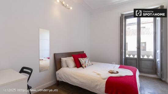 Amplia habitación con escritorio en el departamento compartido, Puerta del Sol - MADRID