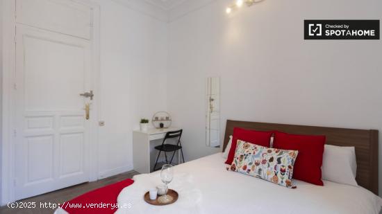 Amplia habitación con escritorio en el departamento compartido, Puerta del Sol - MADRID