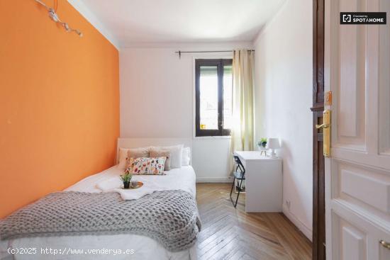  Habitación acogedora con armario independiente en un apartamento de 8 dormitorios, Sol - MADRID 