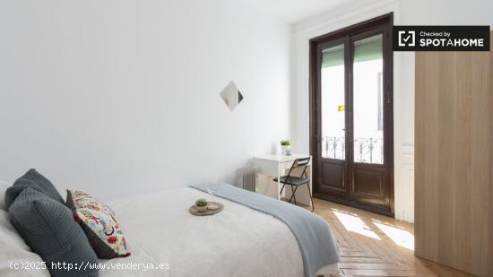 Habitación amueblada con escritorio en un apartamento de 8 dormitorios, Sol - MADRID