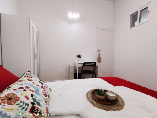  Habitación amueblada con armario independiente en el piso compartido, Puerta del Sol - MADRID 