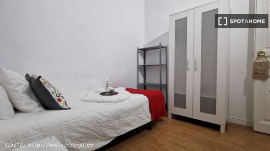 Habitación acogedora con armario independiente en el apartamento compartido, Puerta del Sol - MADRI