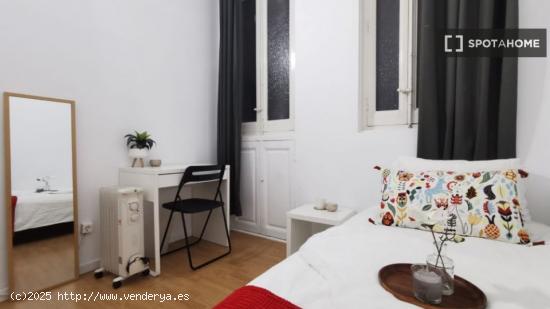 Habitación acogedora con armario independiente en el apartamento compartido, Puerta del Sol - MADRI