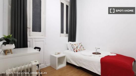 Habitación acogedora con armario independiente en el apartamento compartido, Puerta del Sol - MADRI