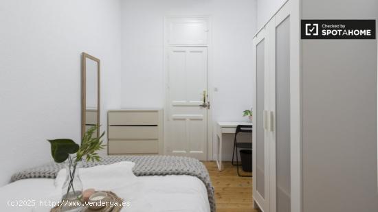 Habitación amueblada con vista a la ventana patio interior en piso compartido, Gran Vía - MADRID