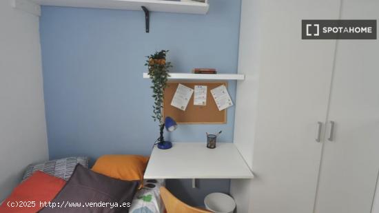 Se alquila habitación en piso compartido en Barcelona - BARCELONA