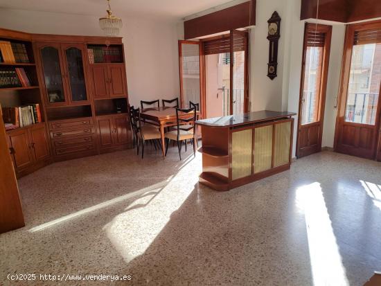 VIVIENDA MUY CENTRICA SEMIREFORMADA Y CON GARAJE - ALBACETE