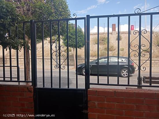 SE ALQUILA ADOSADO ZONA DE SALINETAS BAJAS, TERRAZA, EN PETRER - ALICANTE