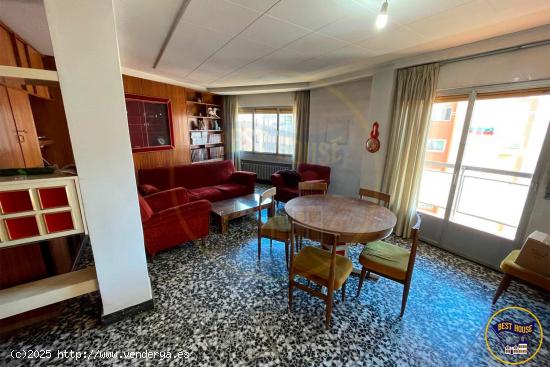 PISO EN VENTA DE 4 HABITACIONES CON TERRAZA EN PLENO CENTRO - CUENCA