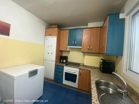 Se vende piso totalmente reformado, tres habitaciones, dos baños, ascensor y trastero en Vigo. - PO