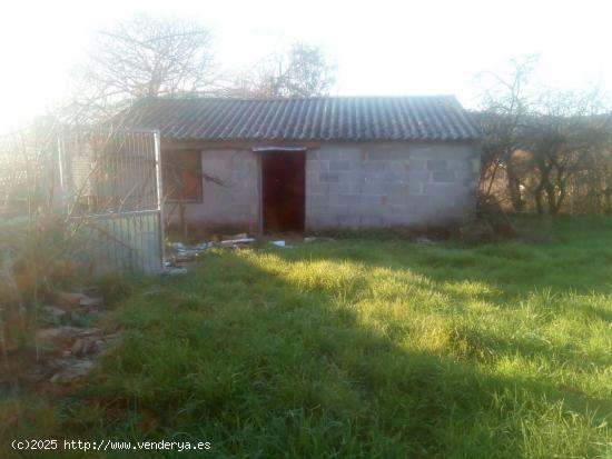 Casa con  finca y horreo  en Arenteiro - ORENSE