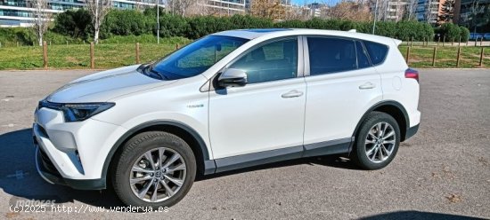  Toyota RAV 4 Luxury de 2016 con 100.300 Km por 21.000 EUR. en Barcelona 