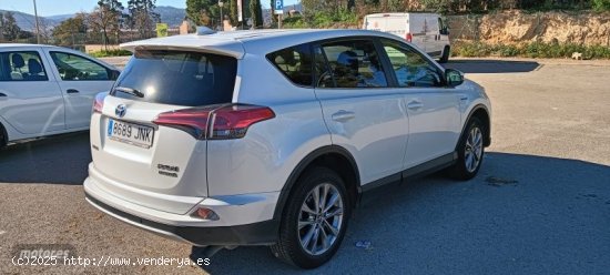 Toyota RAV 4 Luxury de 2016 con 100.300 Km por 21.000 EUR. en Barcelona