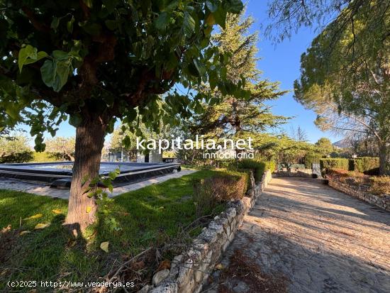 Chalet con 6 dormitorios y piscina a la venta en Muro de Alcoi - ALICANTE