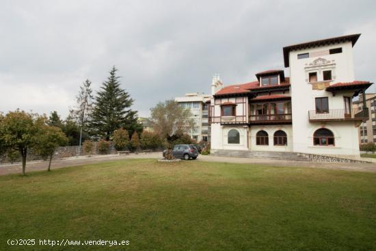 PALACETE EN EL ASTILLERO CON AMPLIOS JARDINES - CANTABRIA