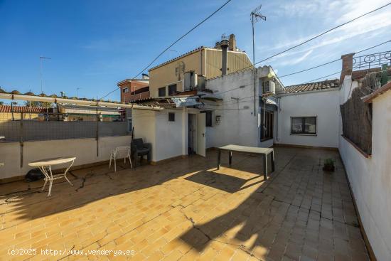 JTO. C/FORMENTERA: CASA CON ENCANTO COMPUESTA DE GRAN LOCAL Y FACHADA 7m. - BARCELONA