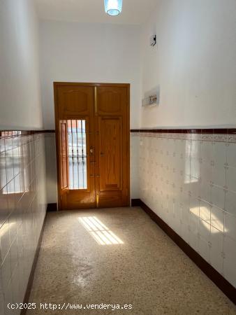 CASA DE 2 ALTURAS, MUY LUMINOSA, CON AMPLIAS TERRAZAS, EN EL CENTRO DEL PUEBLO. - VALENCIA