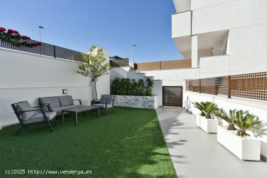 Magnífico chalet en perfecto estado en Los Balcones! Residencial Los Altos de la Laguna - ALICANTE