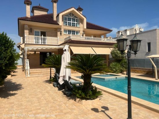 Villa en venta en Torrevieja (Alicante)