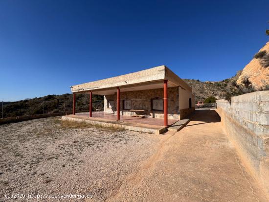  CASA DE CAMPO DE 4 HABTACIONES CON PISCINA, PARCELA DE 2.360M2 A 5 MINUTOS DEL PUEBLO. - ALICANTE 