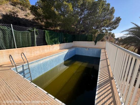 CASA DE CAMPO DE 4 HABTACIONES CON PISCINA, PARCELA DE 2.360M2 A 5 MINUTOS DEL PUEBLO. - ALICANTE