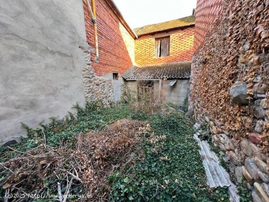 Casa de piedra para reformar totalmente en Almazcara - LEON