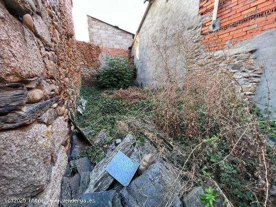 Casa de piedra para reformar totalmente en Almazcara - LEON