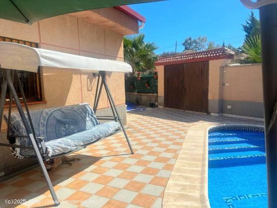 Chalet de 4 dormitorios con piscina privada en Todosol - MURCIA