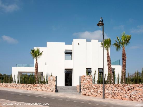 Moderno y contemporaneo chalet en La Manga Club de nueva construcción - MURCIA